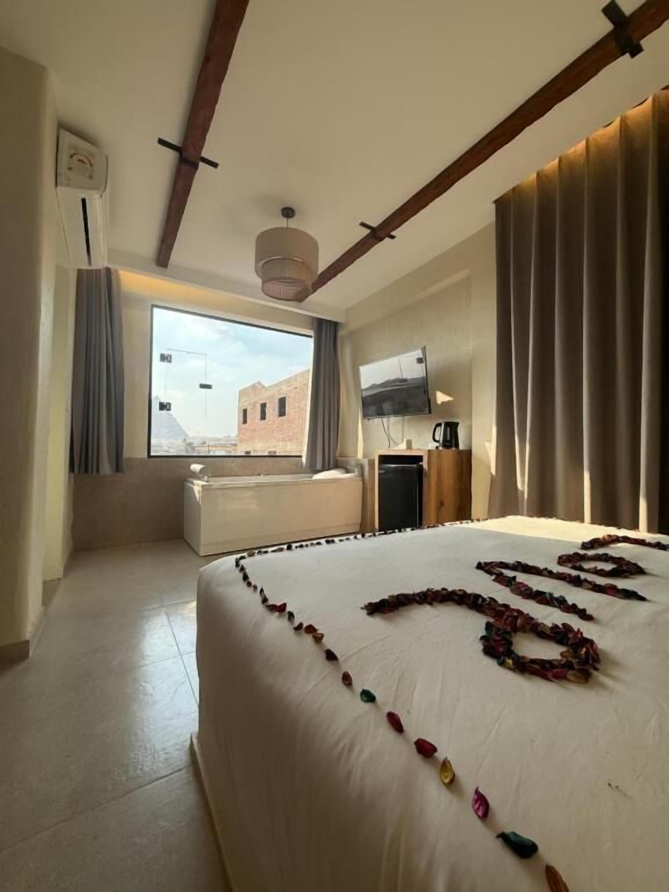 Royal tweepersoonskamer, balkon, uitzicht op bergen | Geluiddichte muren, een strijkplank/strijkijzer, gratis wifi