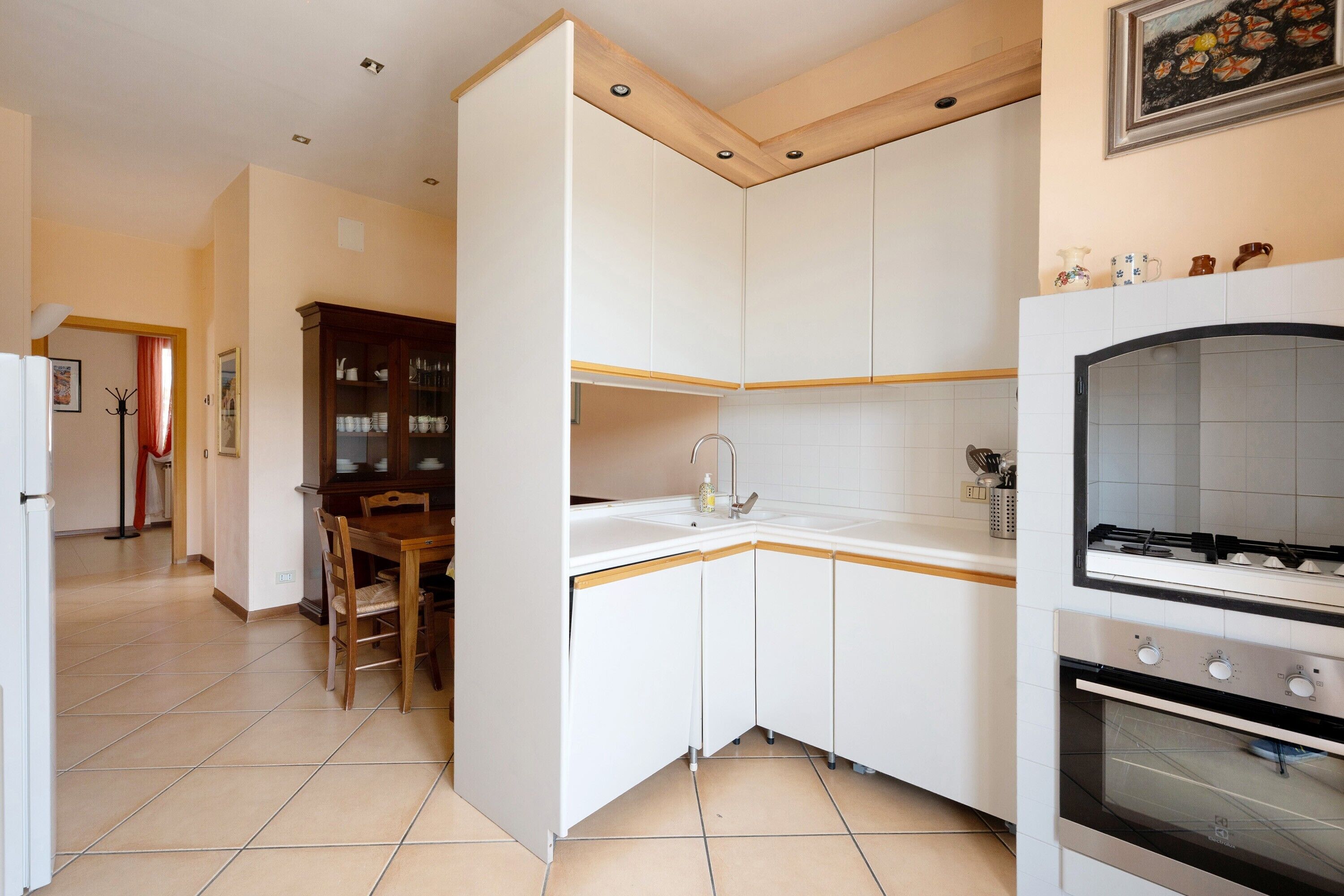 Coffee/tea maker, fridge, oven, stovetop
