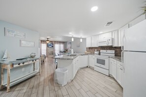 Private kitchen - Beach Front Regatta 102A (Gulf Shores)