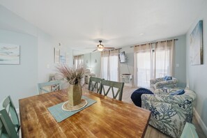 Dining - Beach Front Regatta 102A (Gulf Shores)