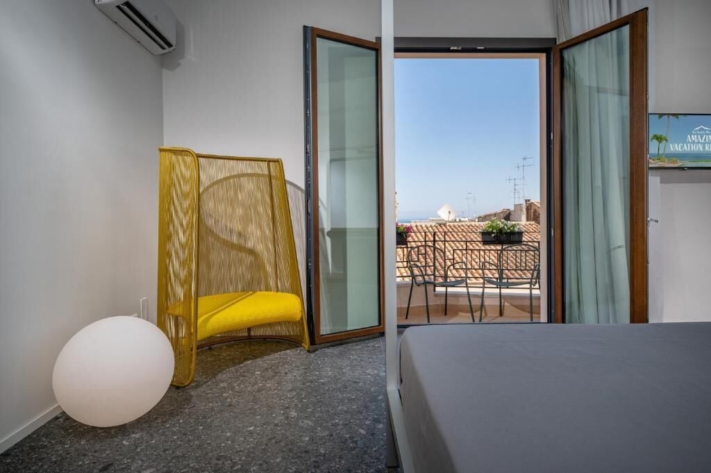 Chambre Double, balcon, vue partielle sur la mer