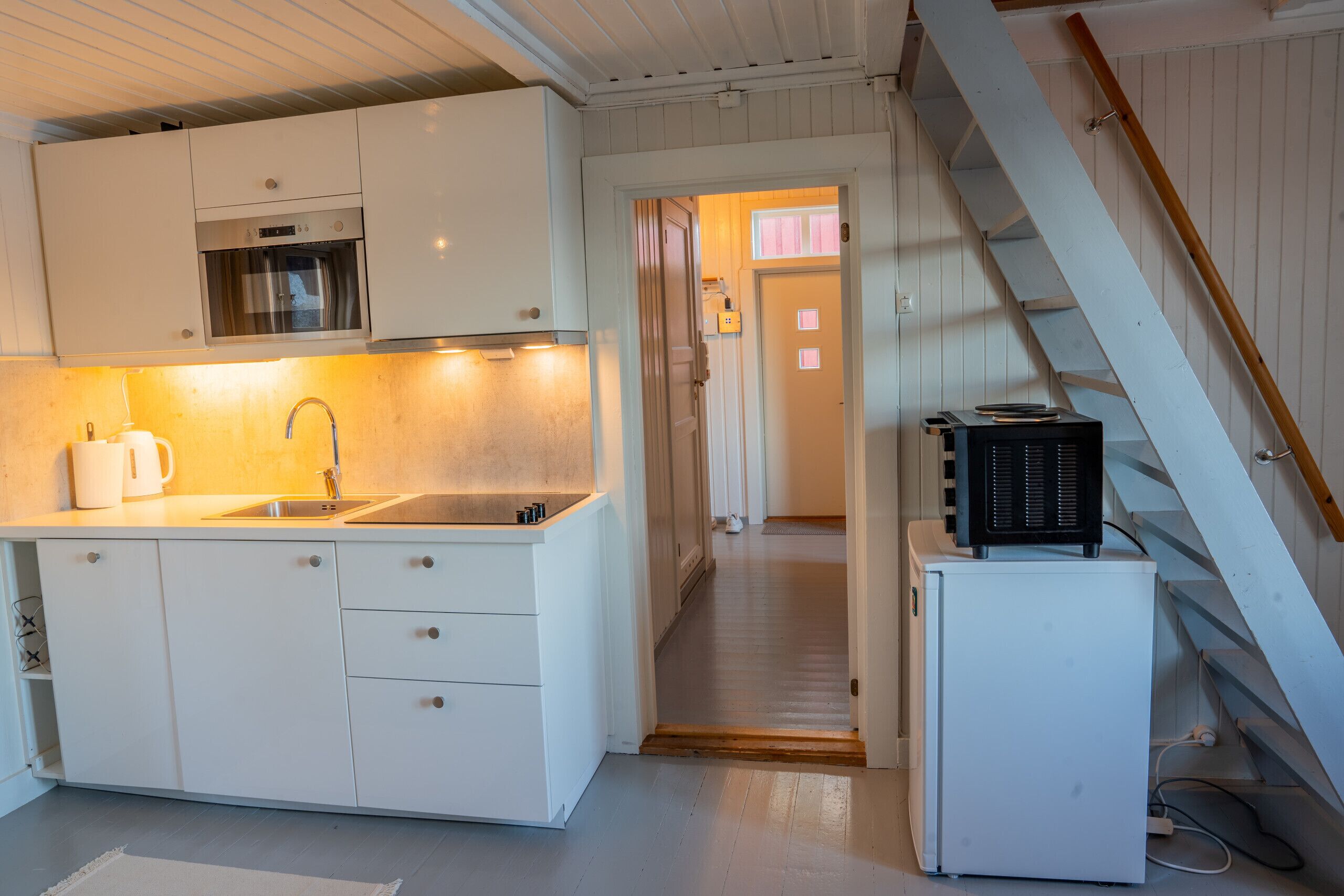 Kjøleskap, mikrobølgeovn, ovn og oppvaskmaskin