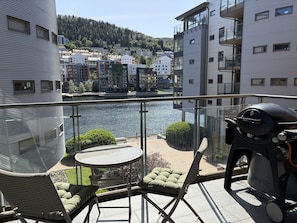 Outdoor dining - Modern apartment Møhlenpris with seaview (Bergen)