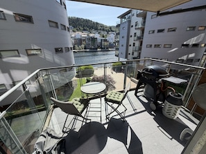 Outdoor dining - Modern apartment Møhlenpris with seaview (Bergen)