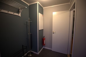 Ein Badezimmer mit Dusche, Handtuchhalter und Feuerlöscher.