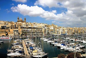 A marina filled with boats, a harbor with buildings, and a clear sky. - SIX • Birgu - 3-bed 3-bath luxury Marina Residence - Valletta ferry (Birgu)