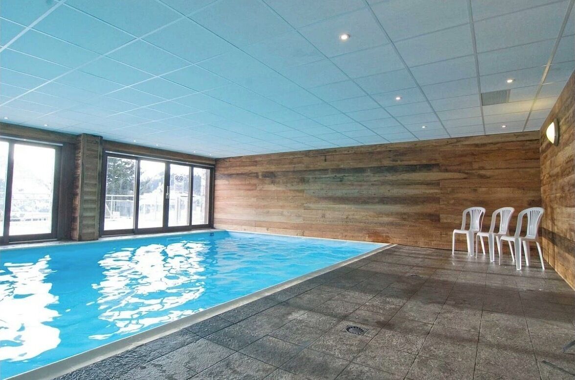 Una piscina techada, una piscina climatizada