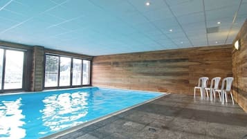 Una piscina techada, una piscina climatizada