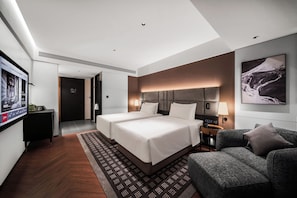 A hotel room with a large bed, two bedside tables, a desk, a chair, and a TV. - Intercity Hotel Shanghai Expo Center Branch (Shanghai)