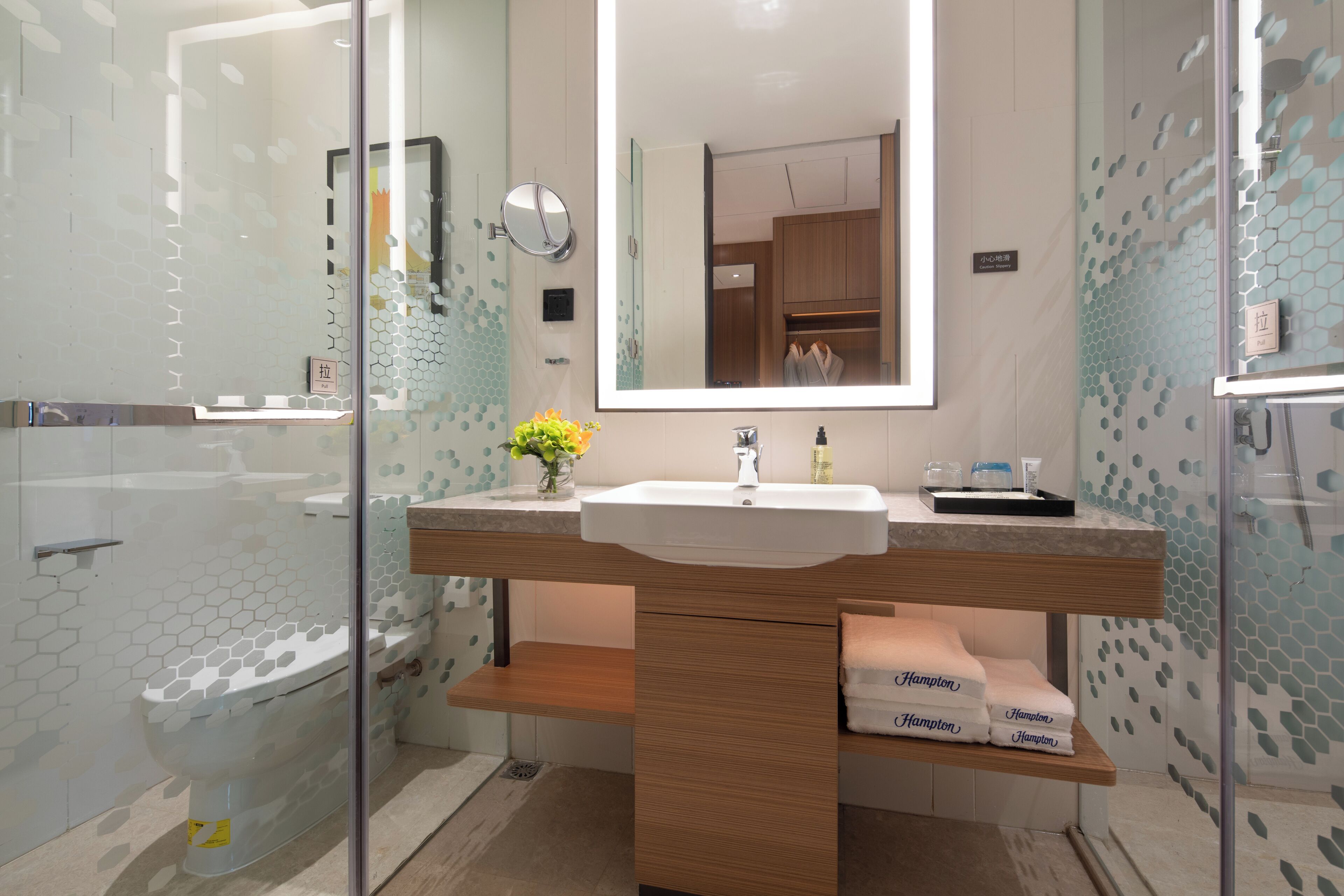 Chambre Double Supérieure, vue ville | Salle de bain | Articles de toilette gratuits, sèche-cheveux, chaussons