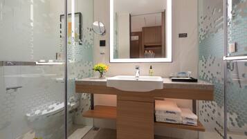 Chambre Double Supérieure, vue ville | Salle de bain | Articles de toilette gratuits, sèche-cheveux, chaussons