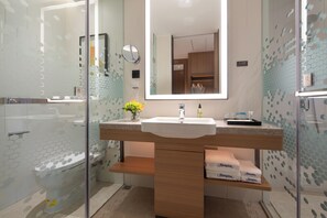 Chambre Double Supérieure, vue ville | Salle de bain | Articles de toilette gratuits, sèche-cheveux, chaussons