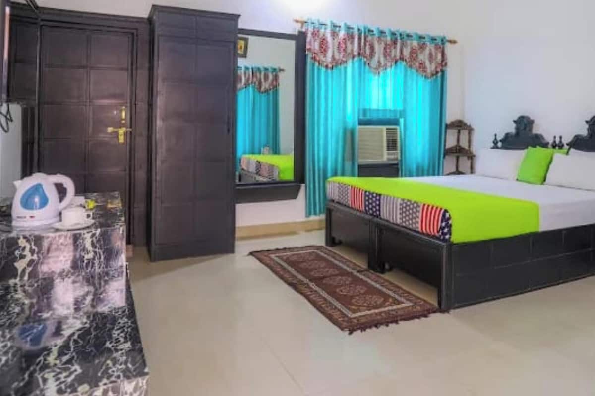 Quarto casal com design assinado, vista para a cidade | Escrivaninha, Wi-Fi de cortesia