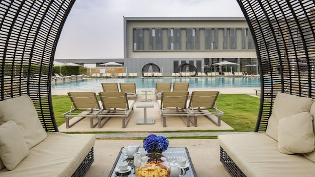 Outdoor dining - Al Bustan Residences (Riyadh)