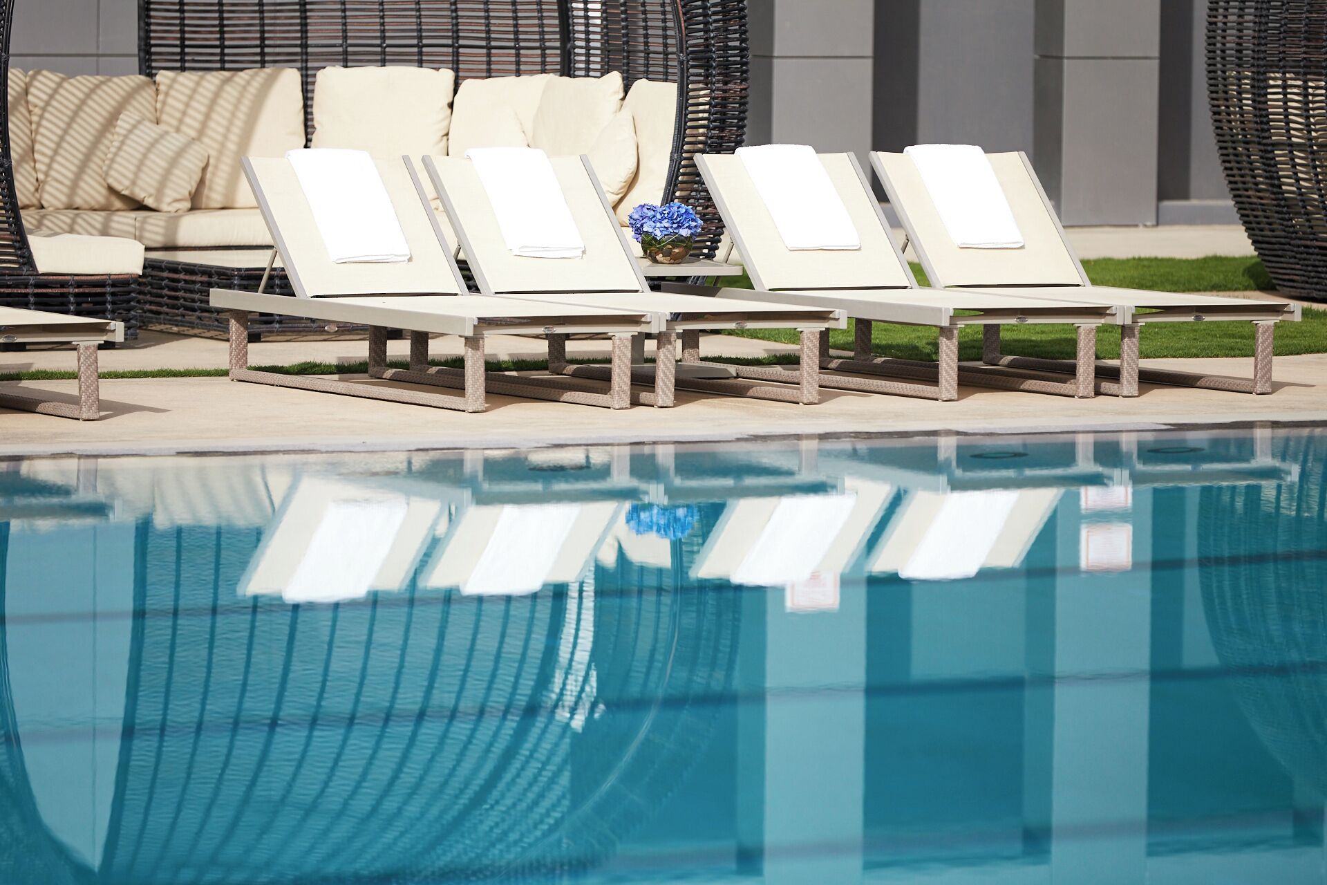 Una piscina techada, 3 piscinas al aire libre