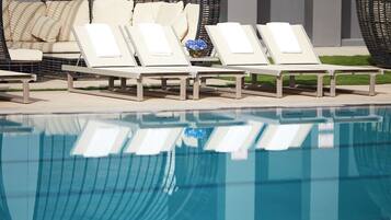 Una piscina techada, 3 piscinas al aire libre