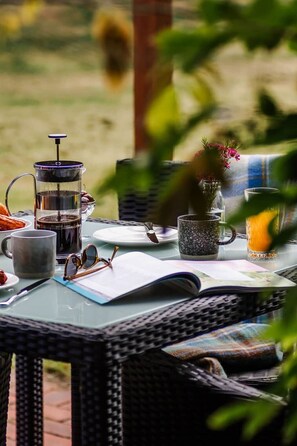 Outdoor dining - The Cottage at Paramoor Winery (Carlsruhe)