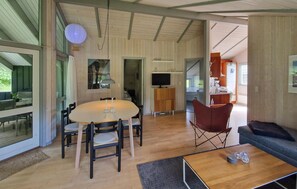 Ein modernes Interieur mit Essbereich, Wohnzimmer und Küche.