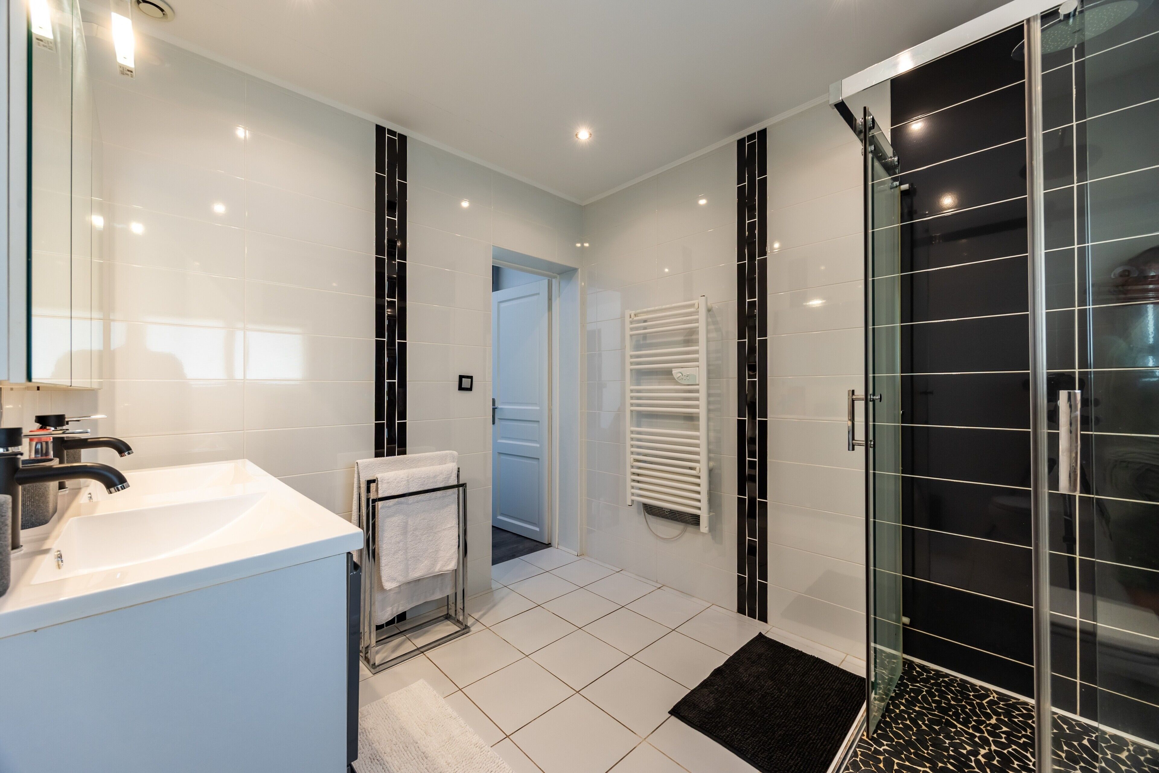 Douche, sèche-cheveux, serviettes fournies