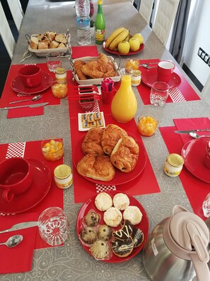 Breakfast meal - Le Jardin d'Eau - Red Room (Lamothe-Montravel)