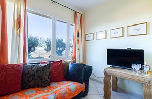TV - Apartment 'Viola' with Sea View, Shared Pool and Wi-Fi (Poggi)