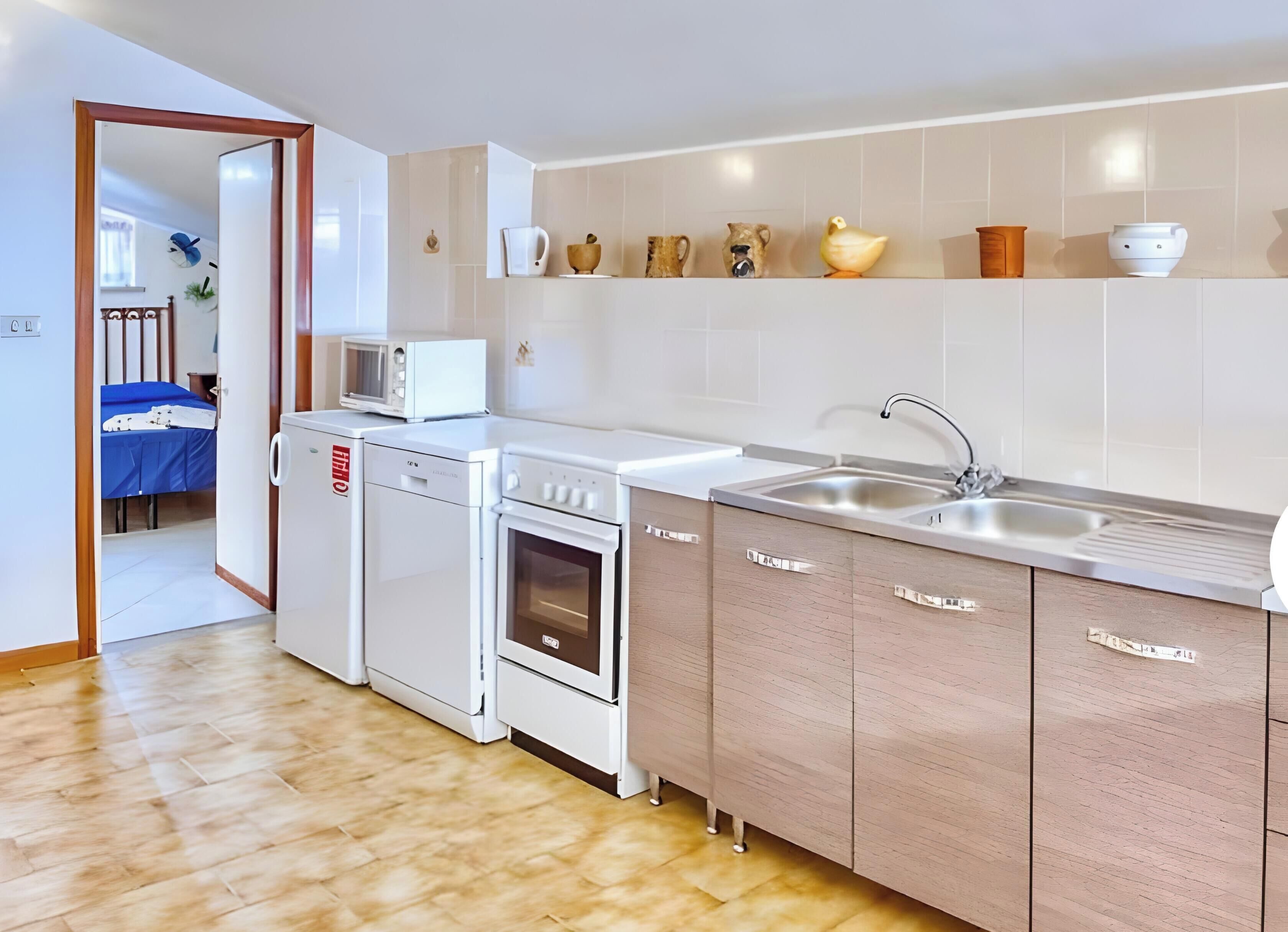 Een koffiezetapparaat/waterkoker, een koelkast, een magnetron, een oven