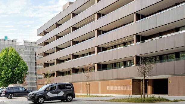 A multi-story parking garage with a modern design, featuring a series of balconies and a clear sky. - Luxury Living w/ Rooftop Pool & Garage by HostWise (Vila Nova de Gaia)