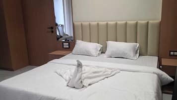 Deluxe Double Room | Desk