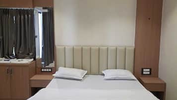 Deluxe Double Room | Desk