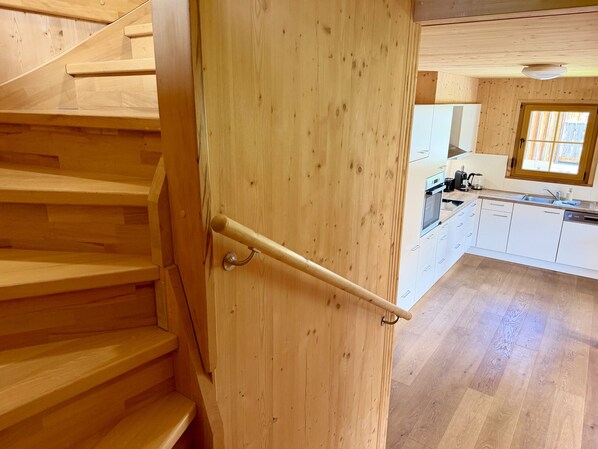 Coffee/tea maker, fridge, microwave, oven - Hideaway Chalets Loser - 7 (Altaussee)