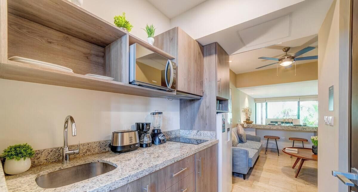 Coffee/tea maker, fridge, microwave, stovetop