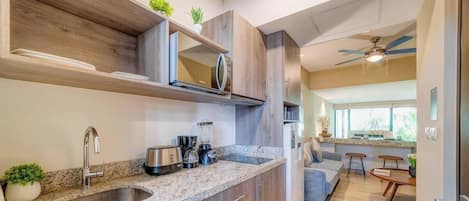 Coffee/tea maker, fridge, microwave, stovetop