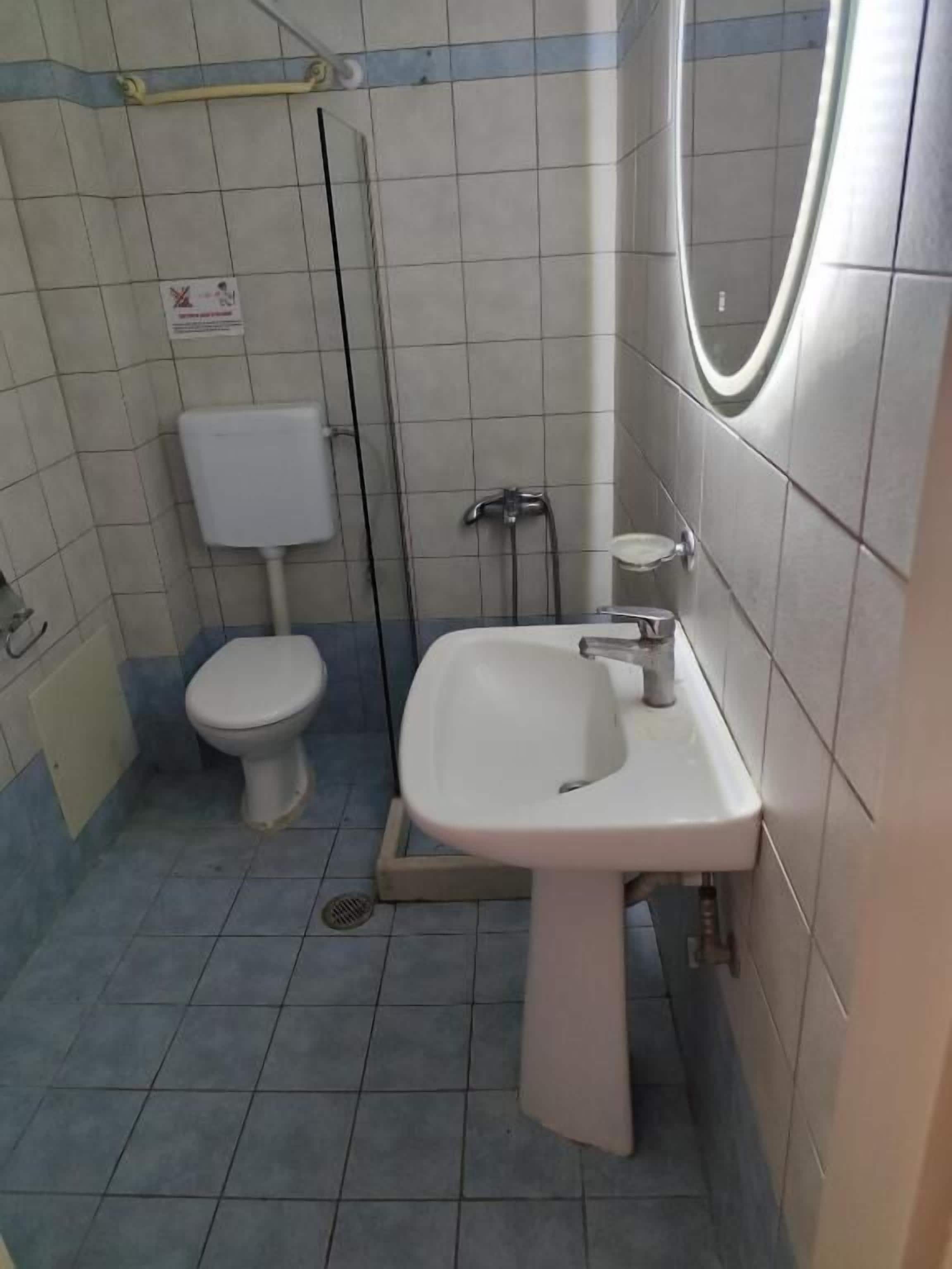 Basic-Apartment, Balkon, Blick auf den Innenhof | Badezimmer