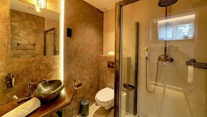 Ein modernes Badezimmer mit einem Steintonne, einer Duschkabine und einer Toilette.