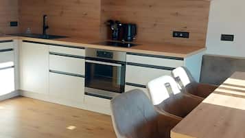Coffee/tea maker, fridge, microwave, oven