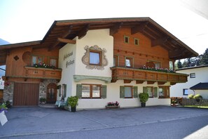 Exterior - Apartment “Gästehaus Christoph” with Mountain View, Balcony and Wi-Fi (Ried im Zillertal)