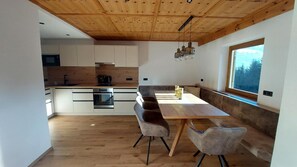 Coffee/tea maker, fridge, microwave, oven - Apartment “Gästehaus Christoph” with Mountain View, Balcony and Wi-Fi (Ried im Zillertal)