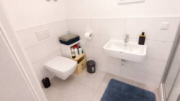 Haartrockner, Handtücher, Seife, Toilettenpapier