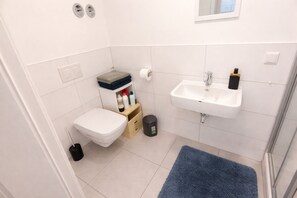 Haartrockner, Handtücher, Seife, Toilettenpapier