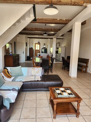 Living area - Adorable 5-bedroom estate in tranquil Carcassonne perfect for groups (Carcassonne)