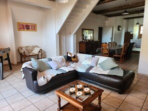 Living area - Adorable 5-bedroom estate in tranquil Carcassonne perfect for groups (Carcassonne)