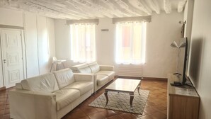 Living area - Spacious Apartment: 20 Minutes from Disneyland / 30 Minutes from Paris (Thorigny-sur-Marne)