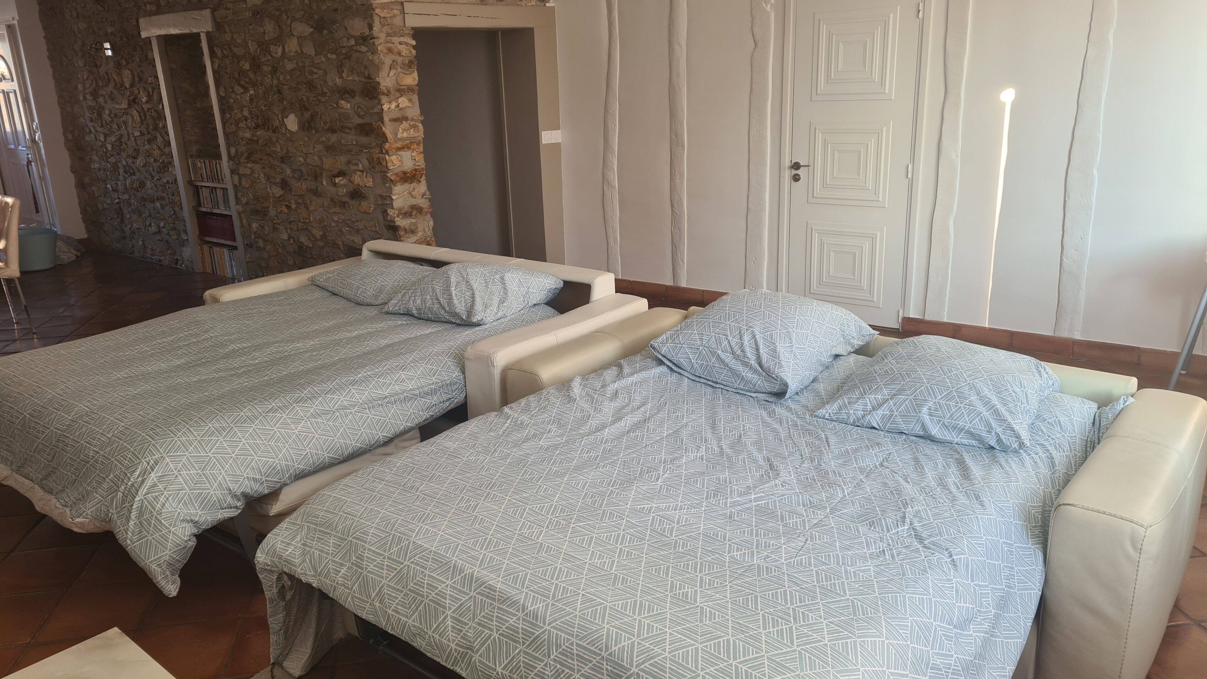 Ferros/tábuas de passar roupa, acesso à internet, roupa de cama