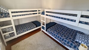 A bunk bed room with a white ceiling and a wooden floor. - Spacious Apartment: 20 Minutes from Disneyland / 30 Minutes from Paris (Thorigny-sur-Marne)