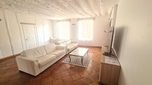 Living area - Vrbo Property (Thorigny-sur-Marne)