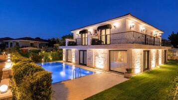 Outdoor pool, pool umbrellas, sun loungers