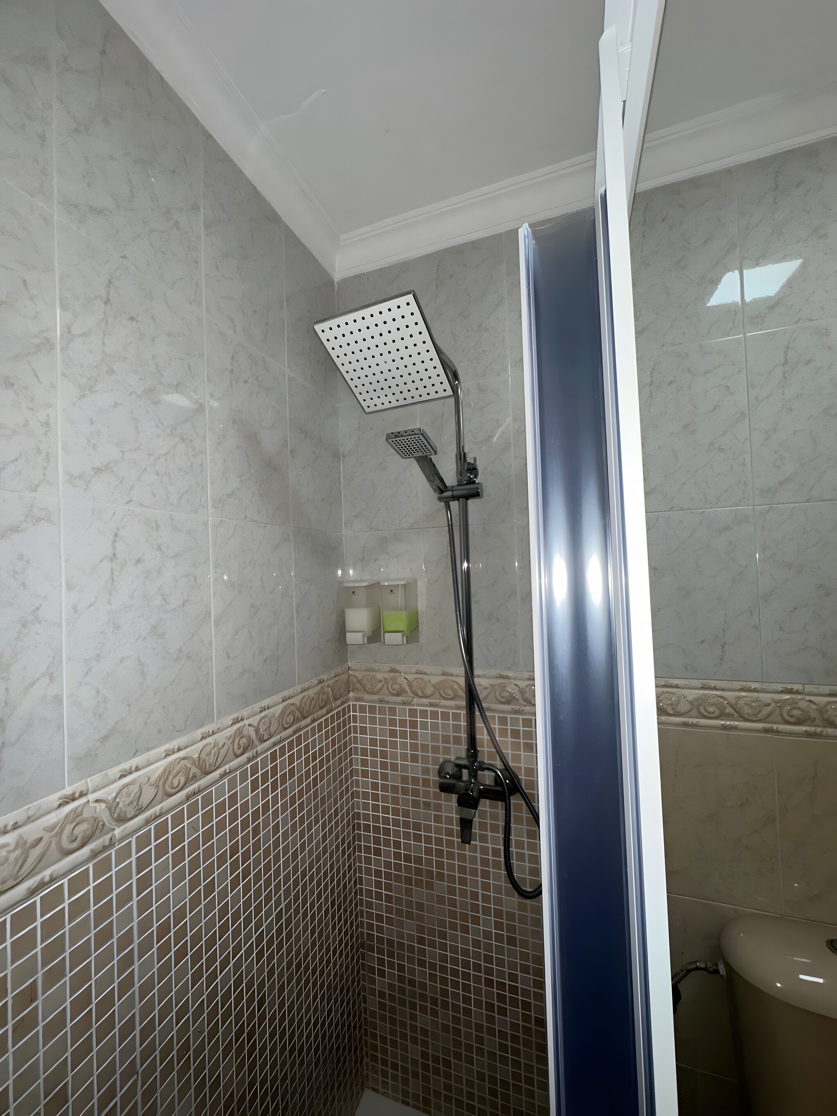 Douche, sèche-cheveux, serviettes fournies