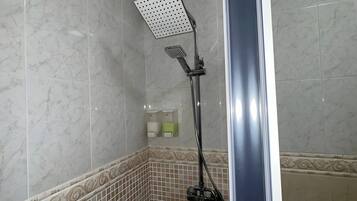 Douche, sèche-cheveux, serviettes fournies