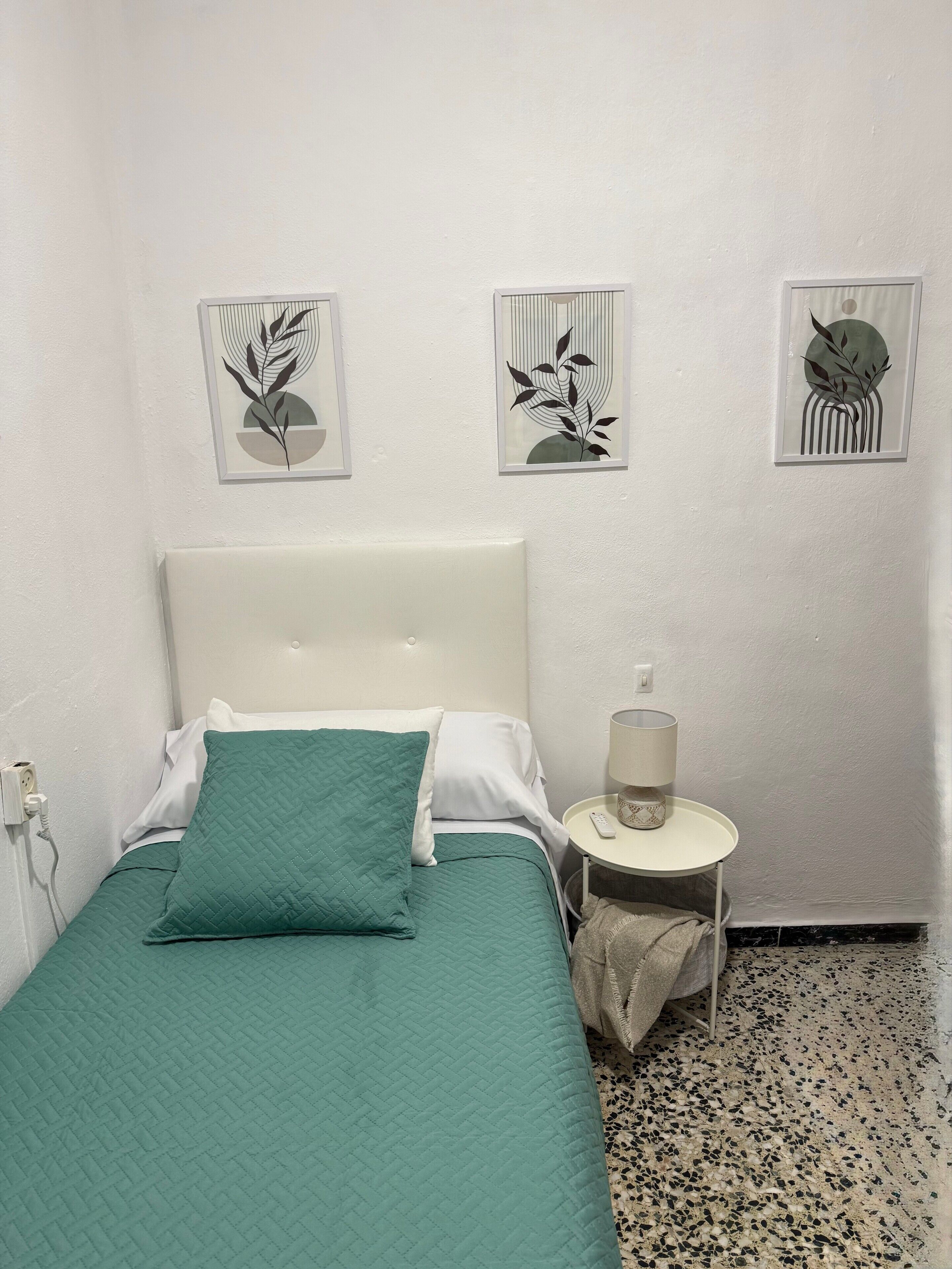 Tabla de planchar con plancha, wifi y ropa de cama 