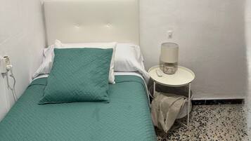 Tabla de planchar con plancha, wifi y ropa de cama